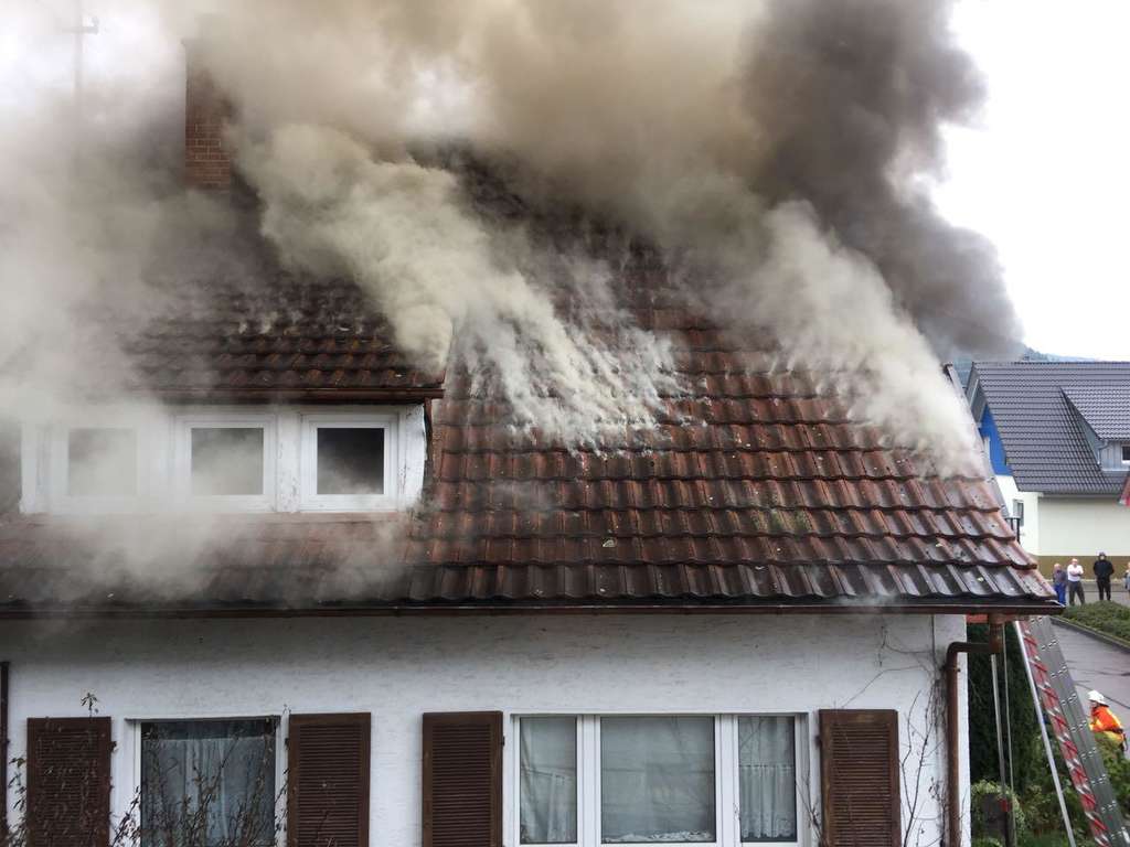 Wohnhausbrand in Steinach: 45-Jähriger aus Balkon gerettet