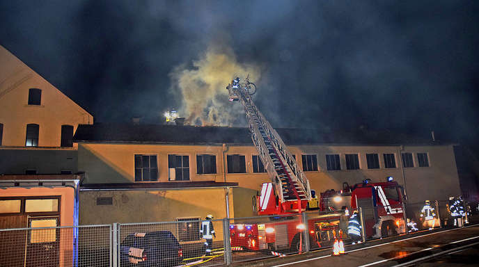 Großaufgebot der Einsatzkräfte bekämpft Hallenbrand