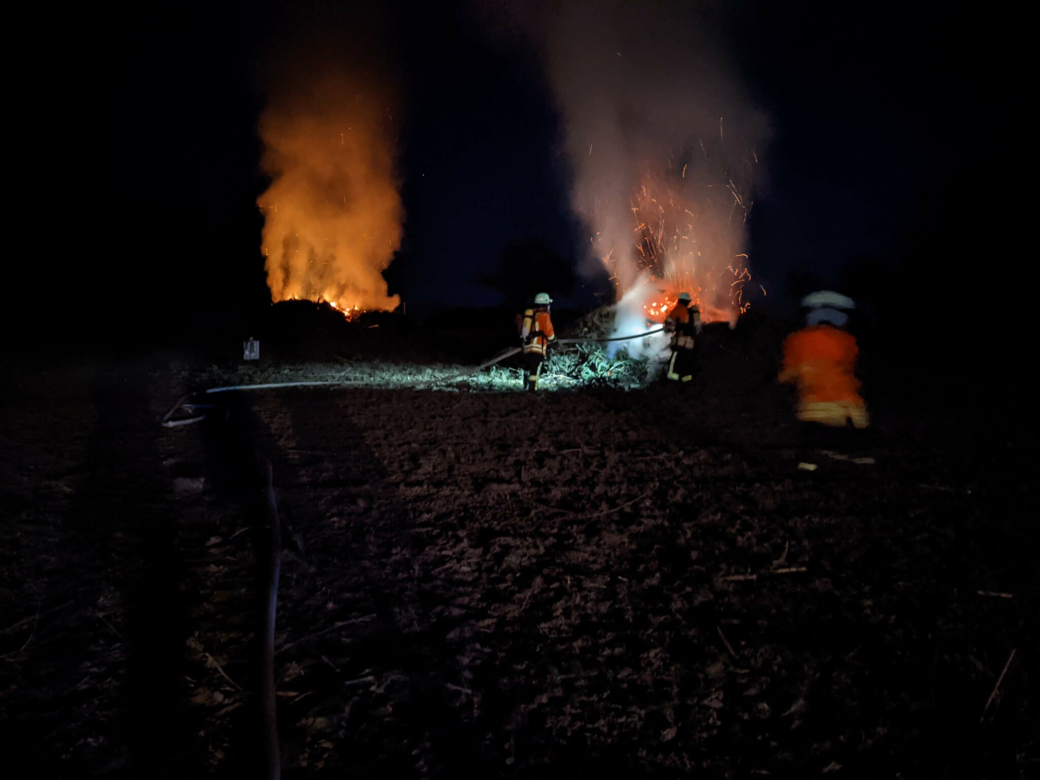 Feuerwehr löscht Reisigfeuer