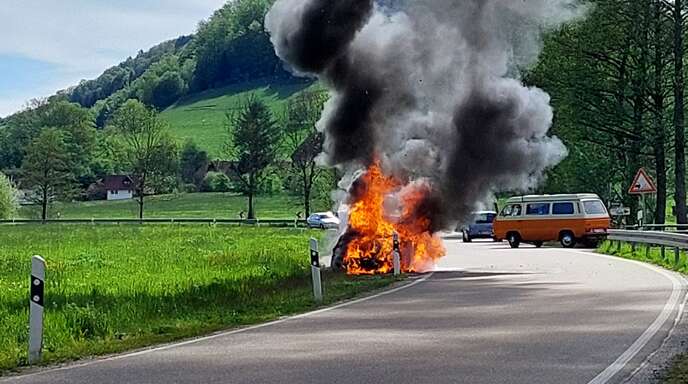 Brennendes Auto an L 103 in Welschensteinach