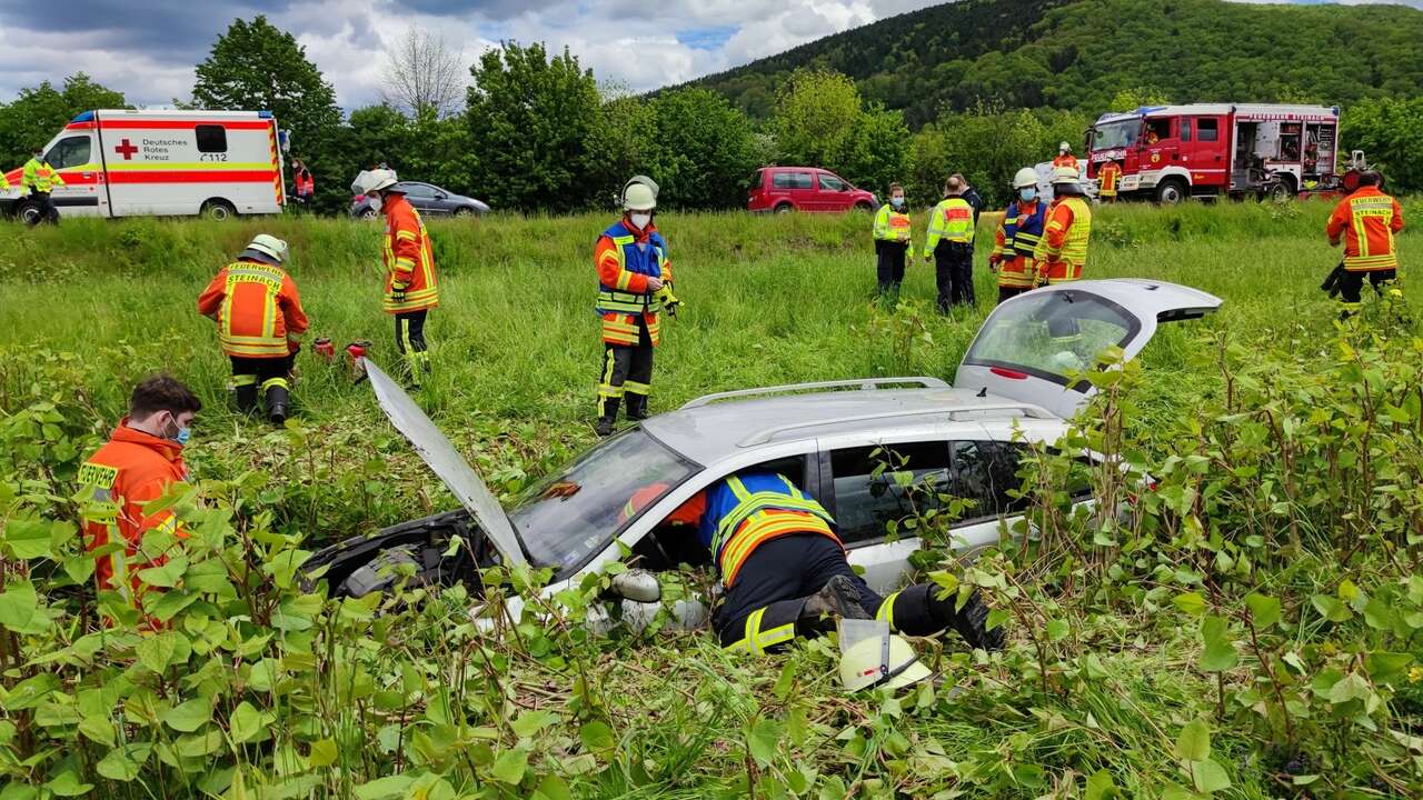 Auto fährt bei Steinach in den Graben: B33 zeitweise gesperrt