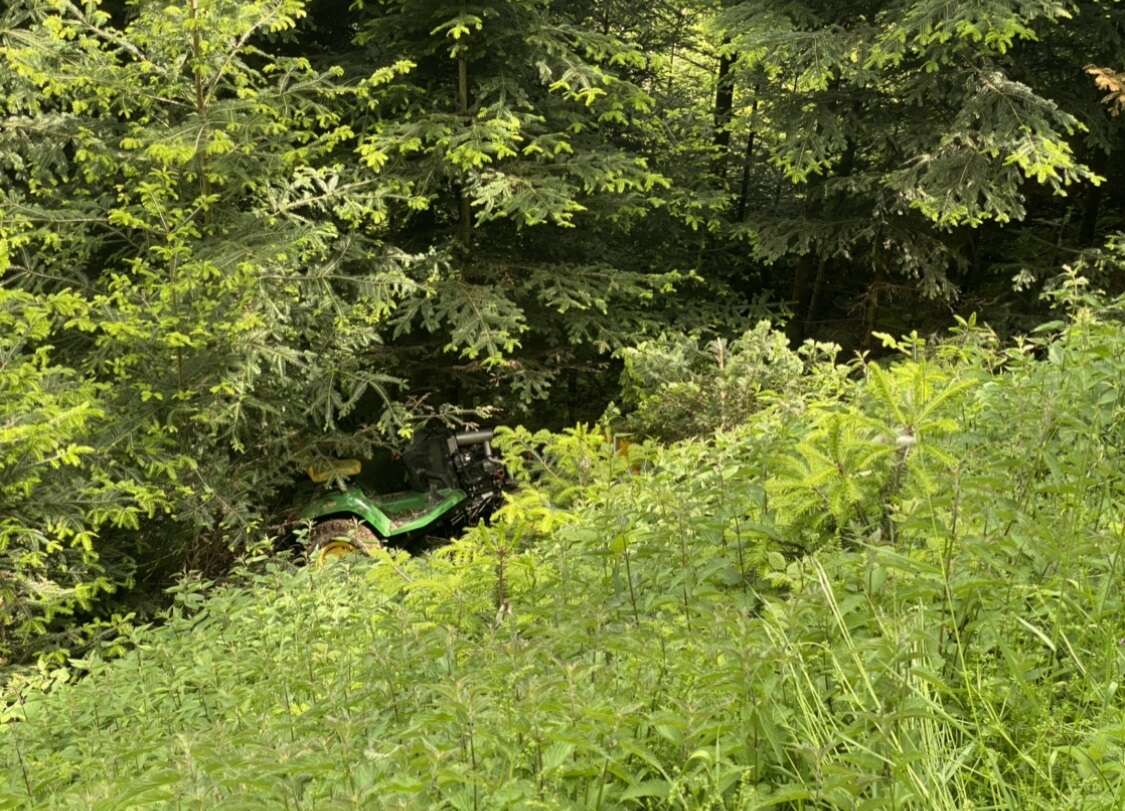 Traktor stürzt Hang hinunter – Arbeiter schwer verletzt