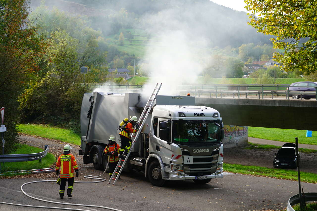 20.000 Euro Schaden: Qualm dringt aus Müllwagen