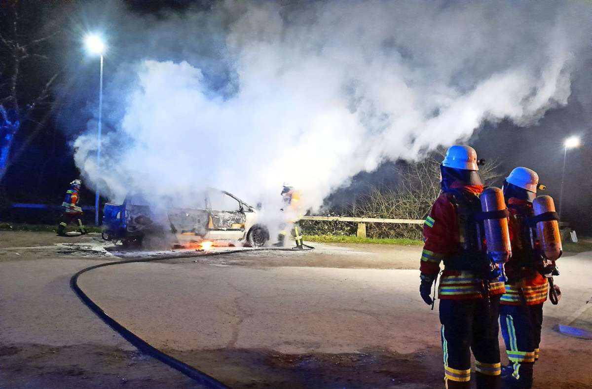 Ein Auto geht in Flammen auf