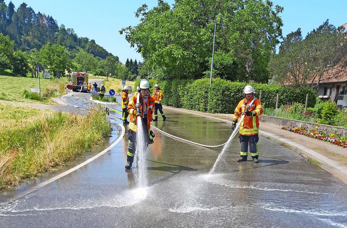 Zehn Rennradfahrer stürzen bei Steinach auf schmieriger Fahrbahn