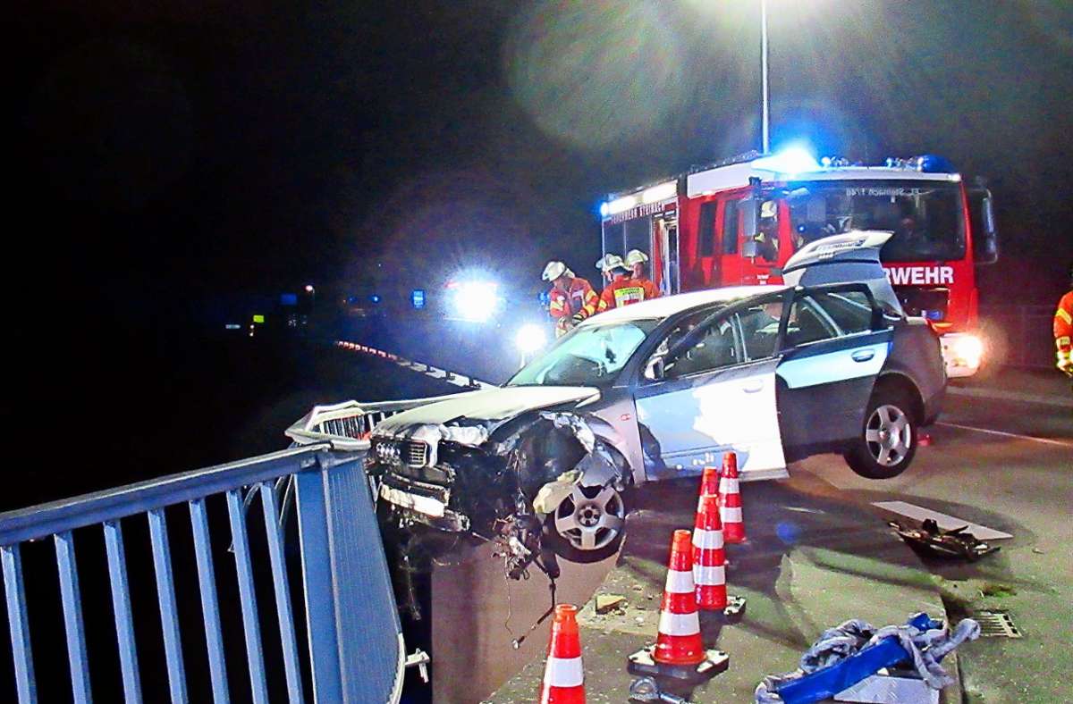 Feuerwehr rettet Auto vor Abgrund